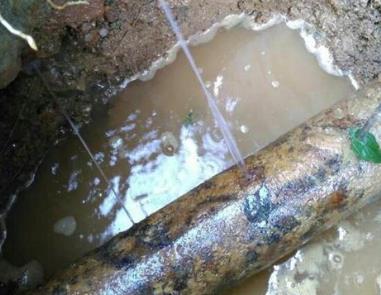 建德楼顶渗水维修公司分享下地暖漏水的原因及检测方法。